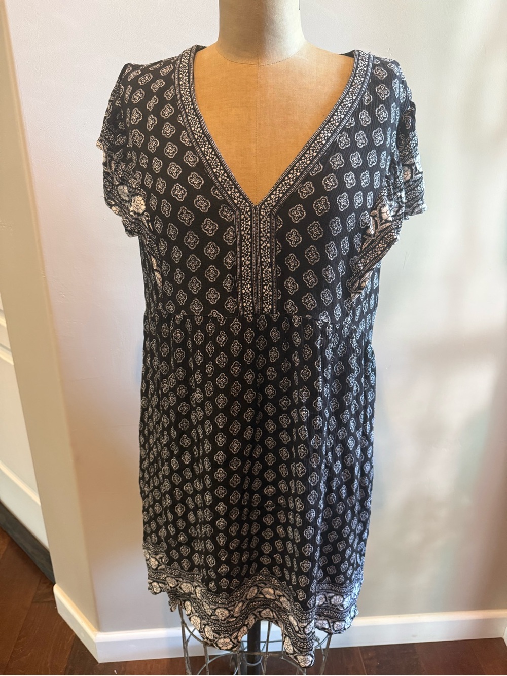 Knox Rose Black & White Printed V-Neck Mini Dress